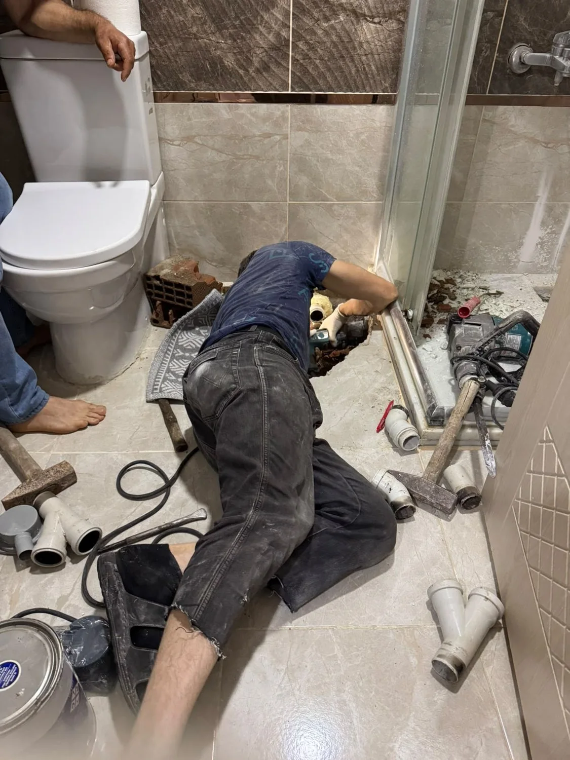 Bulut Tesisat klozet, lavabo & musluk montajı çalışması